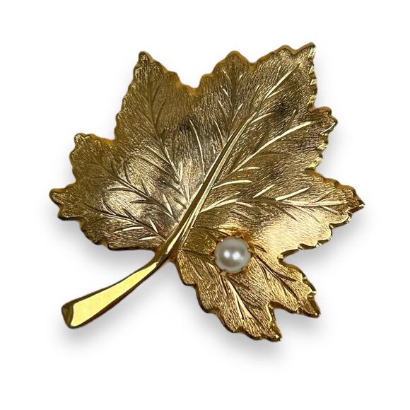 Sarah Coventry Brooch Whispering Leaf Gold Tone Textured Metal Faux Pearl Accent - Picture 1 of 5